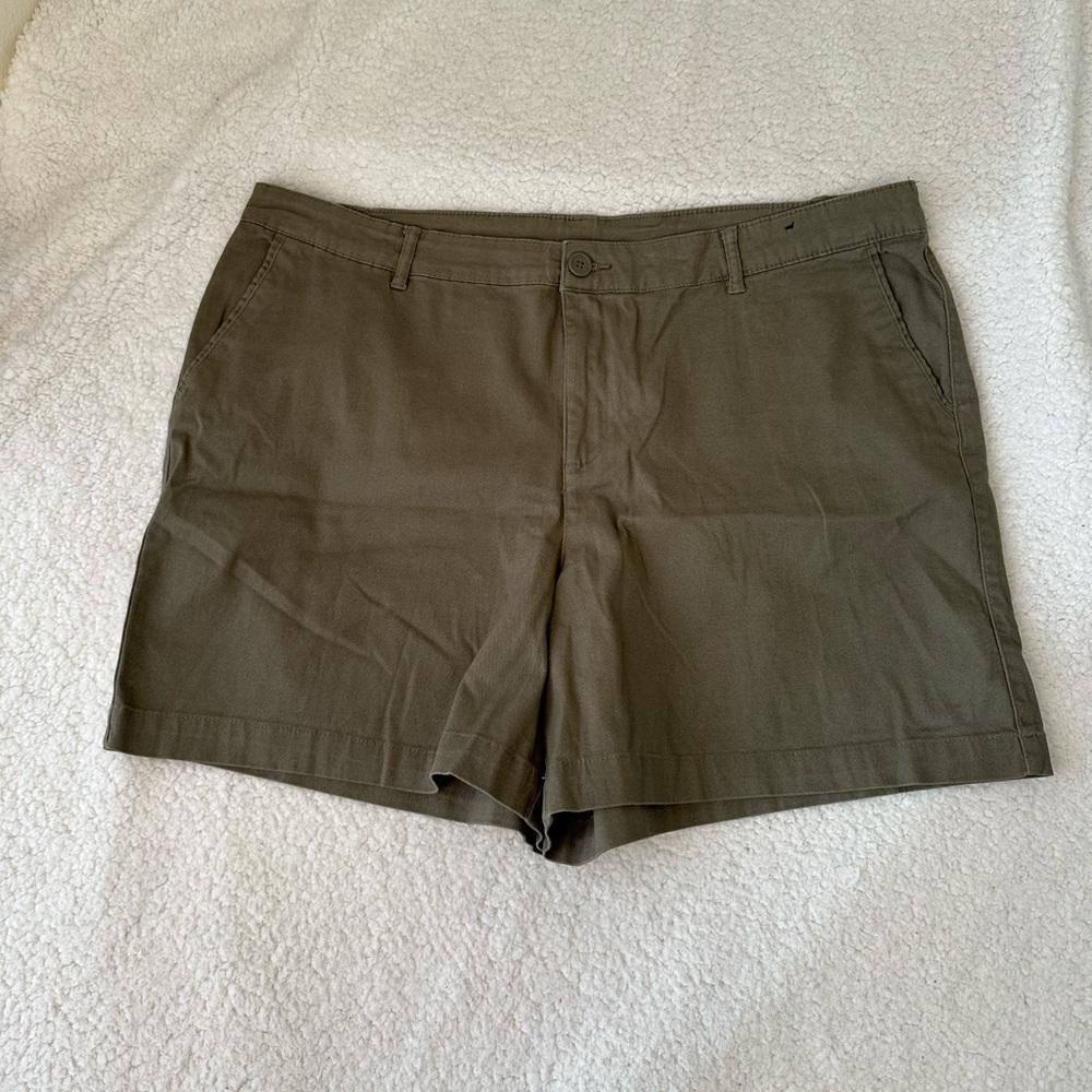 Basic Editions green shorts XL